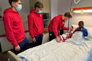 Els jugadors del Terrassa Futbol Club a l'Hospital Universitari de Terrassa