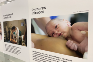 Las emociones y relaciones que nacen en un parto, protagonistas de la muestra “Tejiendo vínculos”, expuesta en el Hospital Universitario de Terrassa
